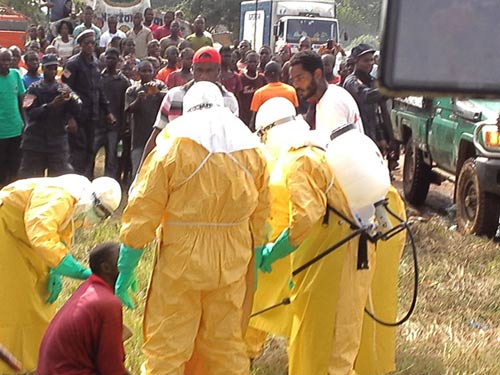 Bệnh nhân Ebola trốn viện tìm đồ ăn, cả chợ khiếp vía - 4