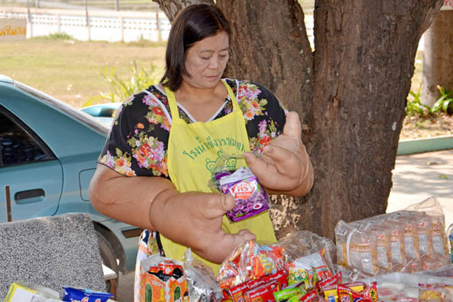 Cô Duangjay Samaksamam, 59 tuổi, sống tại tỉnh Surin, Thái Lan, được xem là người có đôi tay lớn nhất thế giới. Hai bàn tay cô nặng hơn 19kg.
