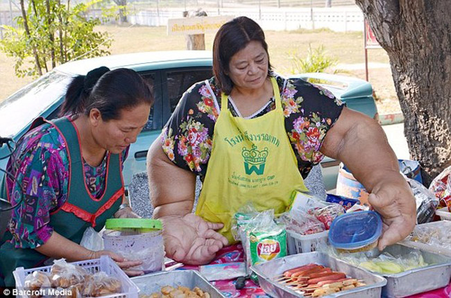 Vượt qua mặc cảm, cô vẫn cố gắng lao động để kiếm sống. Hiện cô đang làm nghề bán hàng đồ ăn vặt cho trẻ nhỏ.
