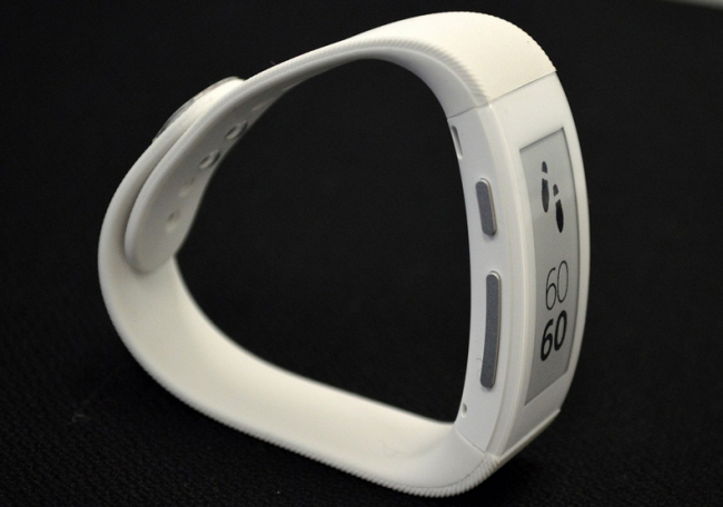 SmartBand Talk sử dụng màn hình cong tương tự Samsung Galaxy Fit.
