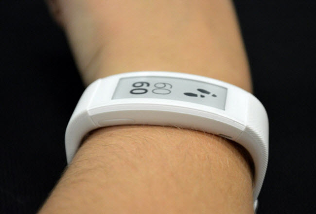 Đeo trên tay chiếc đồng hồ thông minh SmartBand Talk.
