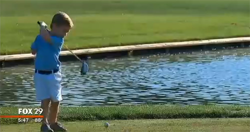Tròn mắt xem cậu bé 3 tuổi cụt 1 tay đánh golf - 1
