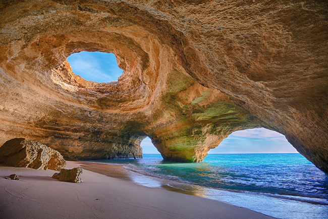 13. Bãi biển hang động ở Algarve, Bồ Đào Nha: Algarve là một bờ biển có nhiều dãy đá vôi tuyệt đẹp. Theo thời gian, những dãy đá vôi bị xói mòn&nbsp;tạo nên&nbsp;hình dạng độc đáo. Trong đó, nổi tiếng nhất là hang động&nbsp;vòm trời Benalgil. &nbsp;
