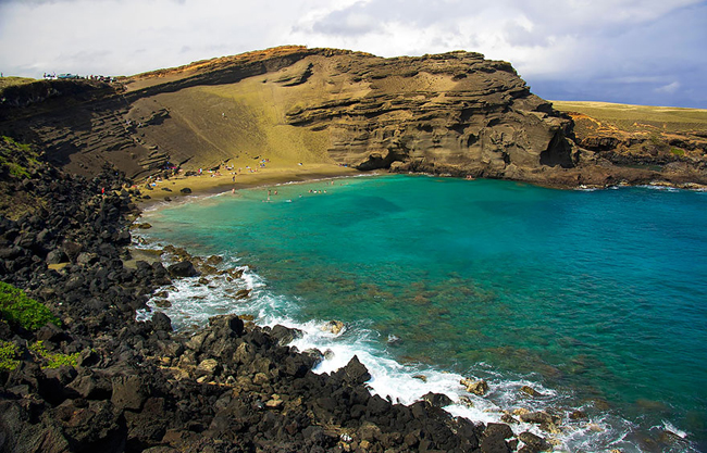 2.&nbsp;Bãi biển Papakolea&nbsp;là một bãi biển cát màu xanh, nằm gần South Point, Hawaii (Mỹ).
