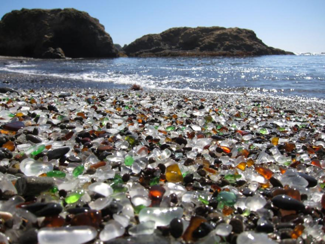 6. Bãi biển thủy tinh nằm gần Fort Bragg, bang California (Mỹ): Trước kia, bãi biển này&nbsp;từng là bãi rác của người dân những vùng lân cận. Nhưng sau đó chính quyền địa phương đã cấm đổ rác và&nbsp;thu gom rác thải. Những mảnh thủy tinh và nhựa còn sót lại được bào mòn nhờ&nbsp;sóng đã tạo nên cảnh quan vô cùng độc đáo.&nbsp;
