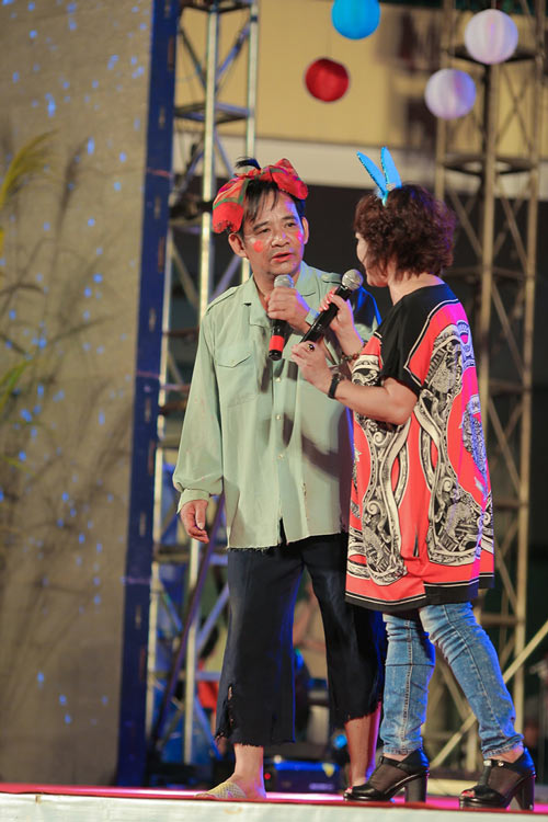 Quang Tèo buộc nơ lên tóc làm chú Cuội - 2