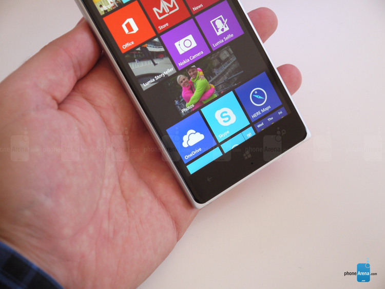 Nokia Lumia 830 sở hữu bộ khung viền bằng nhôm với kính cường lực mặt trước, và chất liệu polycarbonate ở mặt sau.
