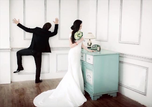 Không kém cạnh đồng nghiệp, chú rể&nbsp;Tuấn Hưng cũng khiến nhiều người bật cười thích thú với tạo dáng nhí nhảnh bên cô dâu. Được biết, hôn lễ&nbsp;của nam ca sỹ Tìm lại bầu trời cũng là một trong những đám cưới đình đám nhất, thu hút nhiều sự quan tâm của người dân Hà thành vào đầu năm nay.
