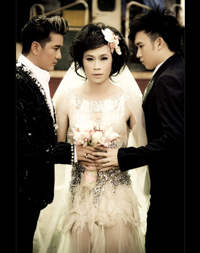 Tuy đây chỉ là chùm ảnh cưới "giả", nhưng rất nhiều khán giả đã không thể nhịn được cười khi xem chùm ảnh "cưới&nbsp;tay ba" giữa cô dâu Hoài Linh và 2 chú rể Đàm Vĩnh Hưng, Dương Triệu Vũ.&nbsp;
