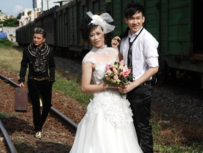 "Cô dâu" Hoài Linh không ít lần "nhăn mặt" vì bị hai chú rể cướp qua cướp lại.
