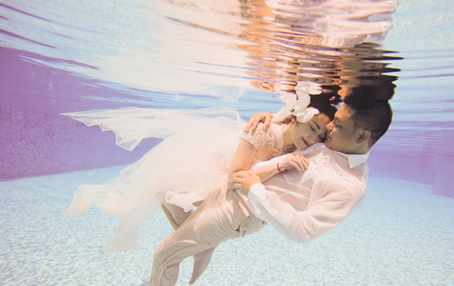 Ngoài ra, cả hai cũng thực hiện loạt ảnh cưới dưới nước đầy lãng mạn và hạnh phúc.
