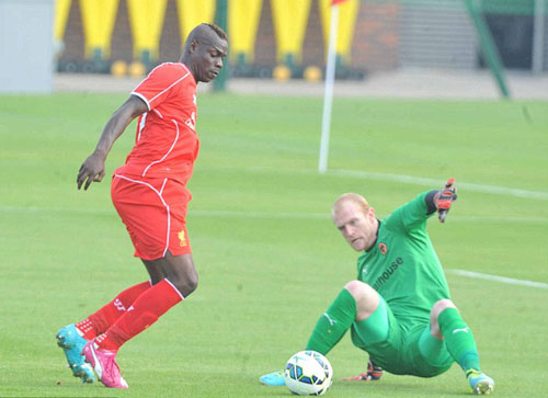 Balotelli bị nghi đá “láo” đối thủ trên sân - 2