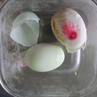 Tin tức trong ngày - Xôn xao trứng vịt có màu bất thường