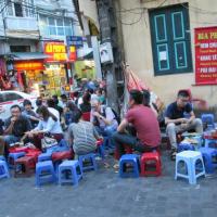 Thị trường - Tiêu dùng - Cấm bán bia vỉa hè: Nhiều người "méo mặt"