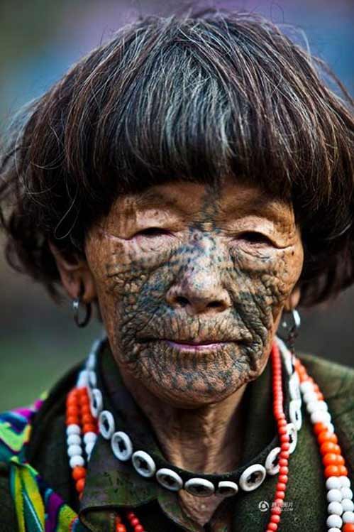 Những người phụ nữ còn lại của "bộ tộc xăm mặt" - 4