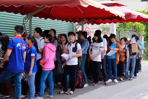 Tân sinh viên xếp hàng nhiều ngày chờ khám sức khỏe nhập học - 2