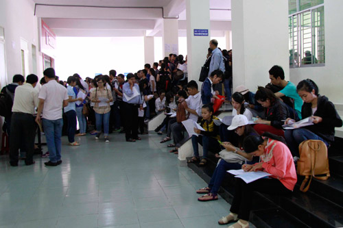 Tân sinh viên xếp hàng nhiều ngày chờ khám sức khỏe nhập học - 3