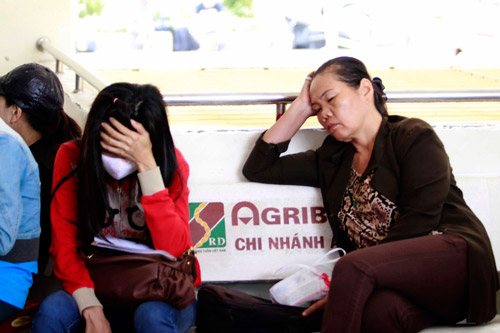 Tân sinh viên xếp hàng nhiều ngày chờ khám sức khỏe nhập học - 4