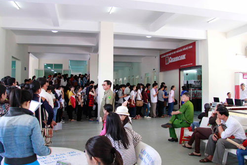 Tân sinh viên xếp hàng nhiều ngày chờ khám sức khỏe nhập học - 5