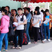 Giáo dục - du học - Tân sinh viên xếp hàng nhiều ngày chờ khám sức khỏe nhập học