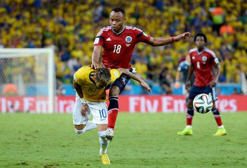 Bị Colombia "chặt chém", Neymar vẫn tỏa sáng - 1