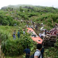 Tin tức trong ngày - Xe khách lao xuống vực: Chuyển tài xế xuống BV Việt Đức