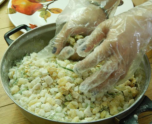 Nữ sinh làm 200 bánh trung thu tặng trẻ nhỏ vùng cao - 4