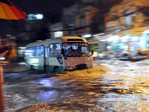 TPHCM ngập, người dân ngã sõng soài trên đường - 5