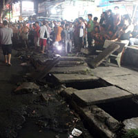 Tin tức trong ngày - Mưa, bé trai bị nước cuốn xuống cống, mất tích