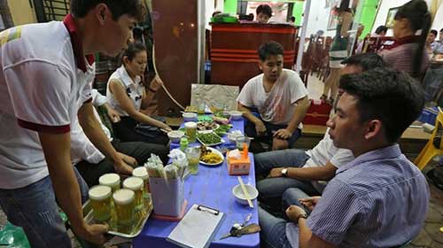 Cấm bán bia ở vỉa hè: Lại là tư duy "không quản được thì cấm"? - 2