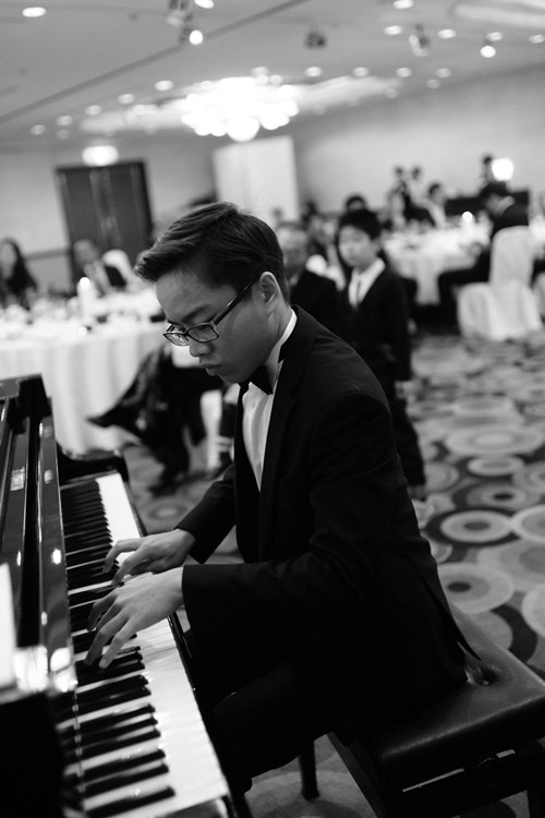 Cậu bé vàng Piano Nguyễn Việt Trung tái ngộ khán giả Việt - 4