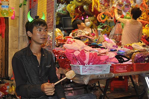 TP.HCM: Phố lồng đèn đông nghẹt người đêm Trung thu - 3