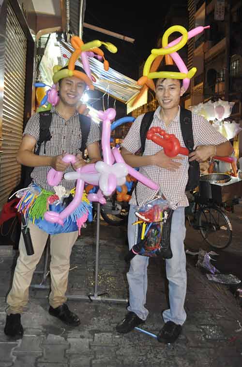 TP.HCM: Phố lồng đèn đông nghẹt người đêm Trung thu - 4