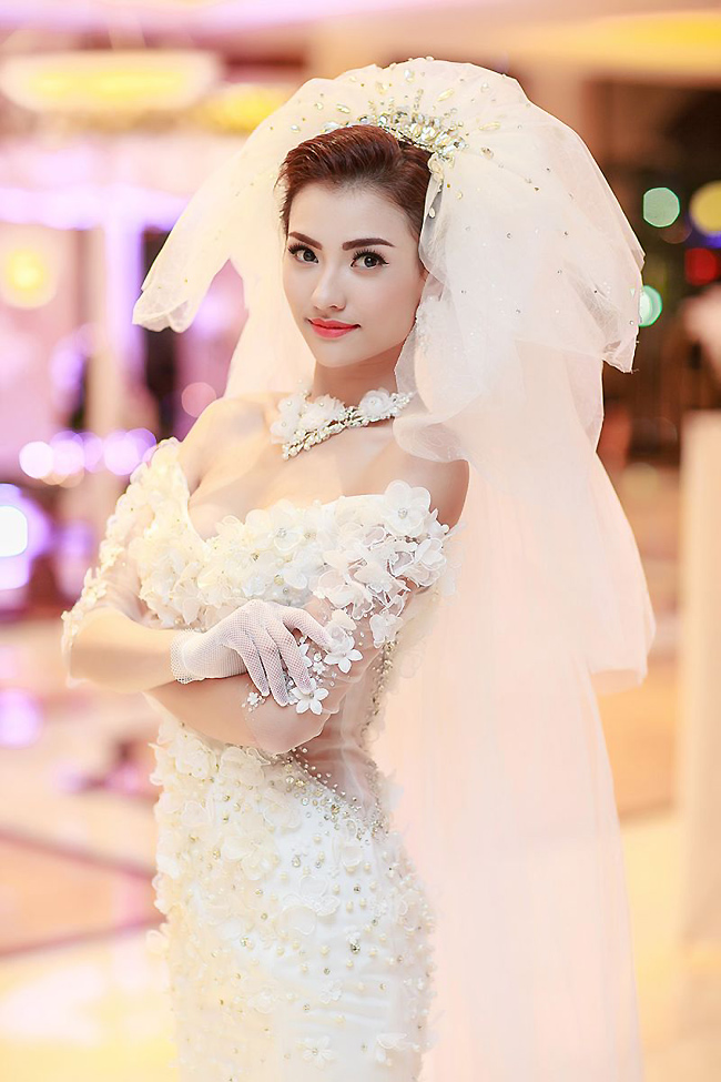 Nổi tiếng trong thế hệ người mẫu 9X với số đo chuẩn và biểu cảm tốt, Hồng Quế trở nên lộng lẫy hơn bao giờ hết trong trang phục cô dâu.
