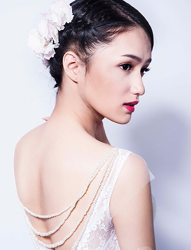Trong MV 'Ngừng nhớ về anh', ca sĩ chuyển giới Hương Giang Idol diện váy cưới rạng ngời, chuẩn bị lên xe hoa với bạn trai. 

