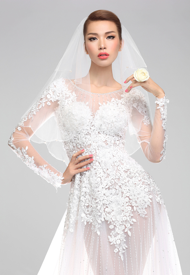 Là một gương mặt sáng giá của làng thời trang Việt, người mẫu Minh Tú đã lột tả được sự mong manh, trong sáng của một cô dâu trong ngày hạnh phúc với váy cưới kết ren hiện đại.
