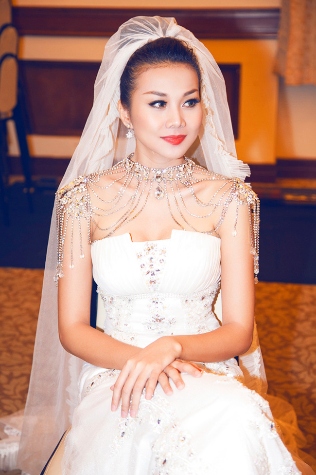 Siêu mẫu Thanh Hằng được nhiều nhà thiết kế lựa chọn là gương mặt đại diện trong những bộ ảnh thời trang mùa cưới.
