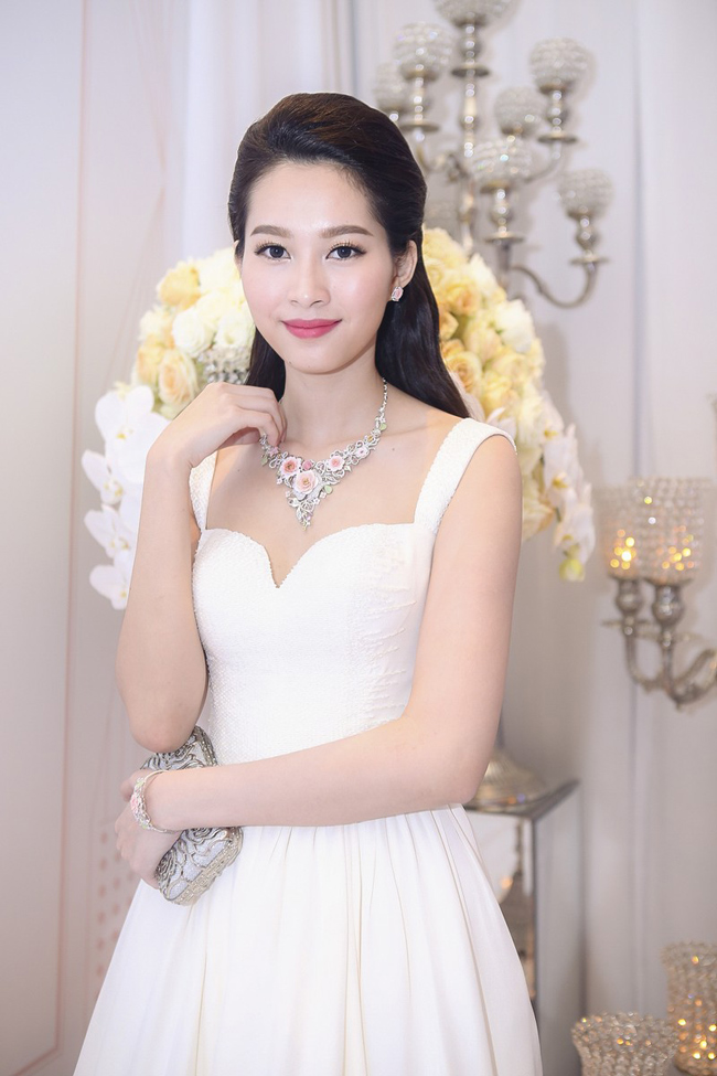 Hoa hậu Thu Thảo diện bộ váy cưới trắng muốt, mái tóc buông xõa và đặc biệt với bộ trang sức bằng sứ tinh xảo trở thành cô dâu dịu dàng không kém phần sang trọng.
