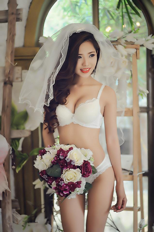 DJ Thủy Tiên diện nội y cưới màu trắng truyền thống, nữ DJ rất yêu thích thiết kế thời trang và làm người mẫu ảnh trong những bức hình gợi cảm.
