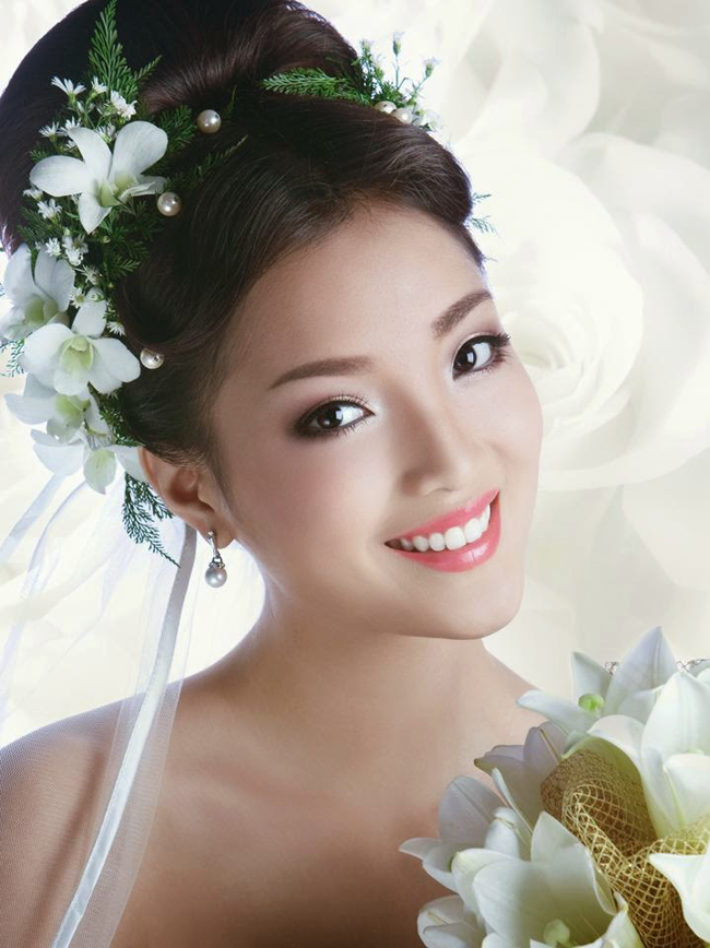 Người đẹp Bích Phương xinh tươi với kiểu tóc cổ điển và nét biểu cảm dịu dàng khi hóa thân thành cô dâu trong bộ ảnh thời trang mùa cưới.
