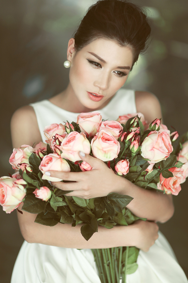 Nét dữ dội, cá tính của người mẫu Trang Trần trở nên mềm mại, đằm thắm hơn khi cô diện trang phục váy cưới.
