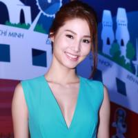 Phim - Diễm My gợi cảm chơi trung thu với thiếu nhi