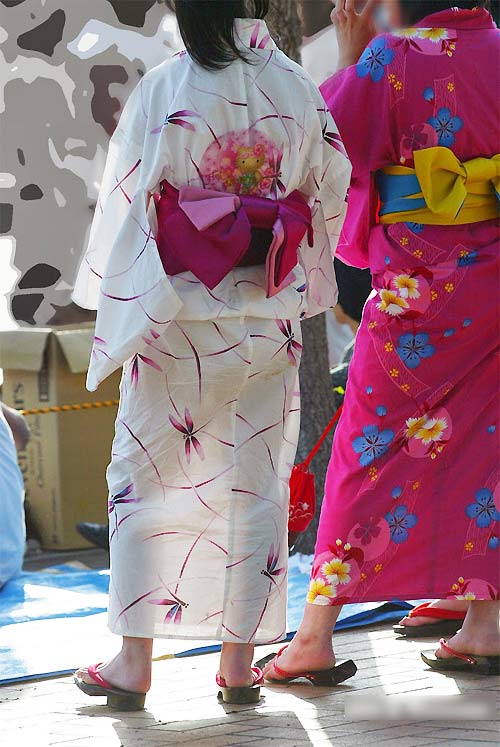 Thiếu nữ Nhật "liều lĩnh" mặc kimono xuyên thấu - 1