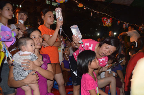 Chùm ảnh: Những em bé đón Trung thu trong bệnh viện - 5