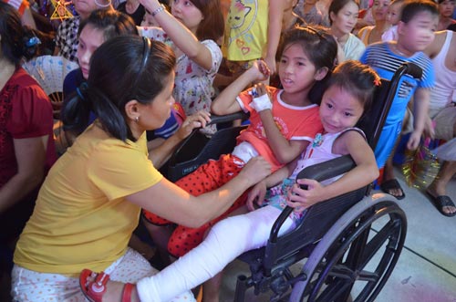 Chùm ảnh: Những em bé đón Trung thu trong bệnh viện - 7