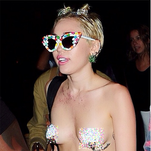 Miley che ngực bằng băng dính tới mừng Alexander Wang - 1