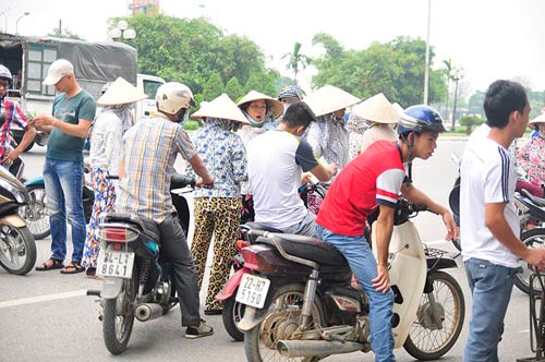 Cơ cực chuyện xếp hàng mua vé U19 Việt Nam - 6