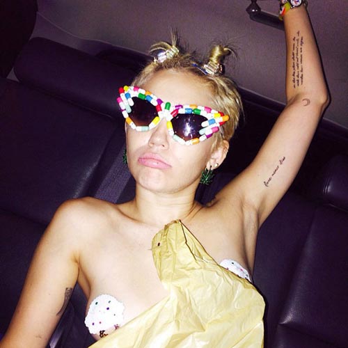 Miley Cyrus “cởi trần” xuống phố - 1