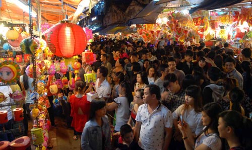 “Hành xác” trên phố lồng đèn ở TPHCM - 2