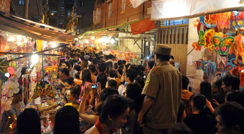 “Hành xác” trên phố lồng đèn ở TPHCM - 11